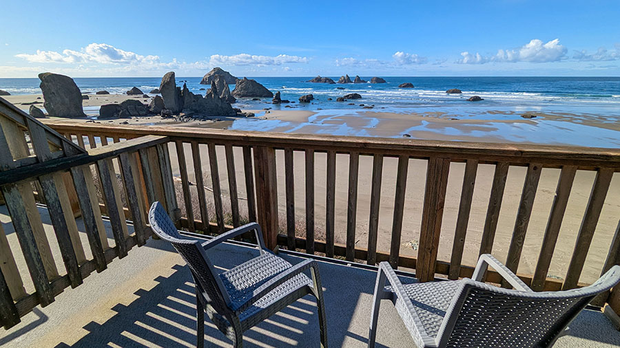 Face Rock Retreat: Deck 01